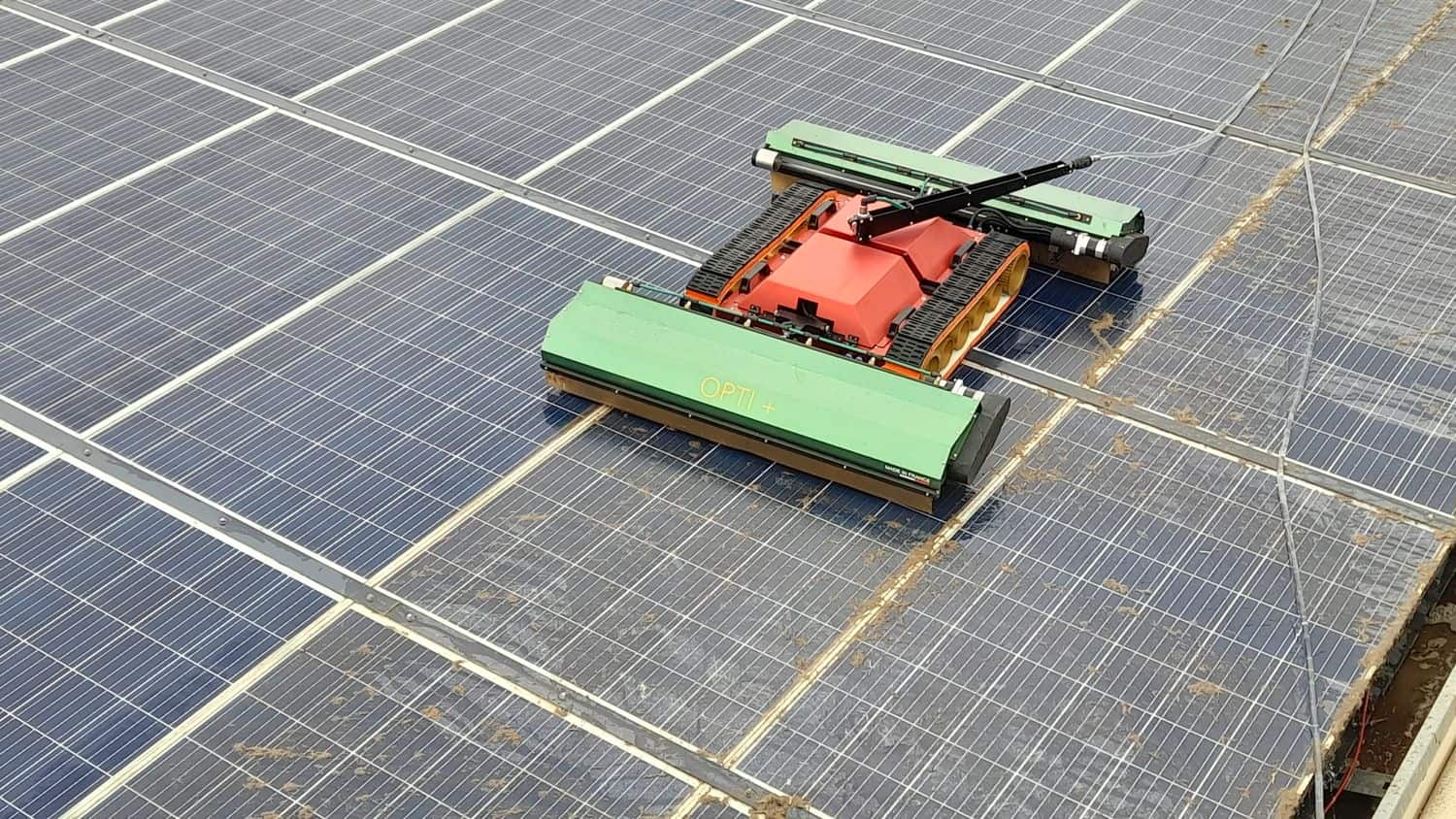 optimisez l'efficacité de vos panneaux solaires avec notre service de nettoyage professionnel. prolongez leur durée de vie et maintenez une production d'énergie optimale grâce à nos techniques spécialisées.