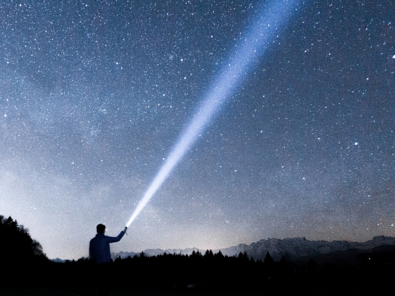 découvrez le concept de neutralité politique et son importance dans le débat public. explorez comment adopter une position neutre peut favoriser des discussions constructives et équilibrées, loin des extrêmes.