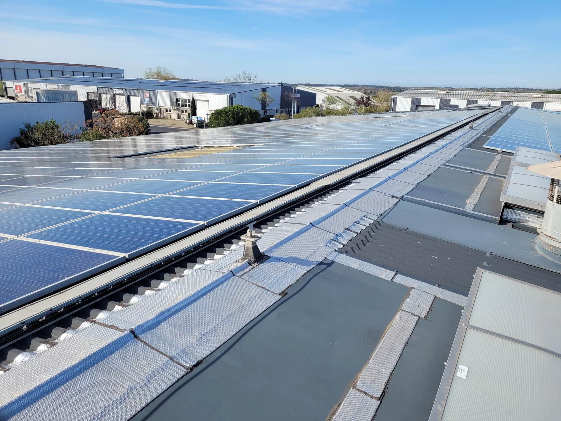 découvrez tout sur la norme consuel pv, régissant l'installation des panneaux photovoltaïques. assurez-vous que votre projet solaire respecte les normes de sécurité et de qualité en vigueur pour une production d'énergie fiable et optimale.