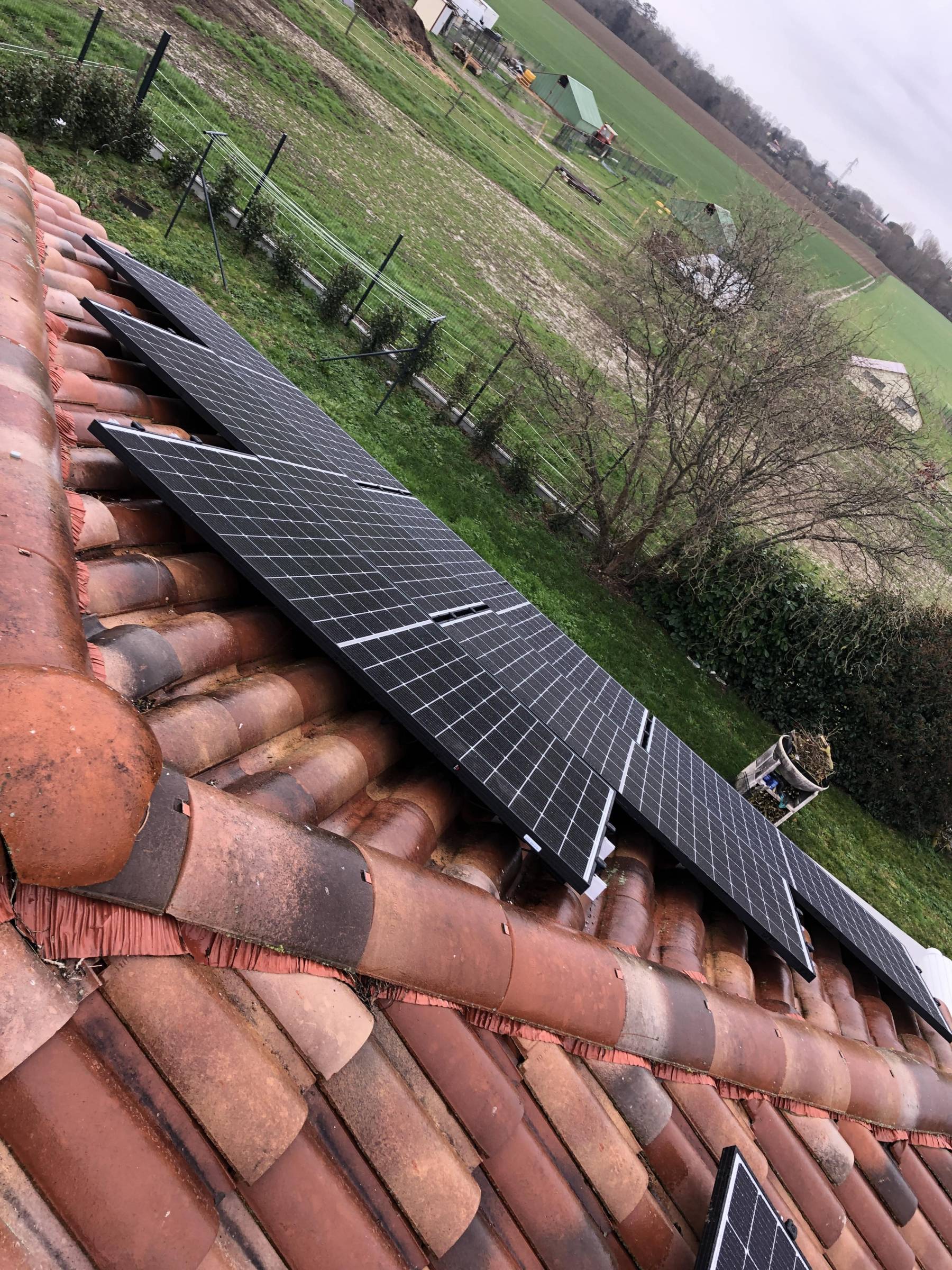 découvrez les dernières réglementations photovoltaïques en france, leur impact sur l'installation de panneaux solaires et les avantages financiers associés. informez-vous sur les normes à suivre pour bénéficier d'un cadre juridique favorable à l'énergie renouvelable.