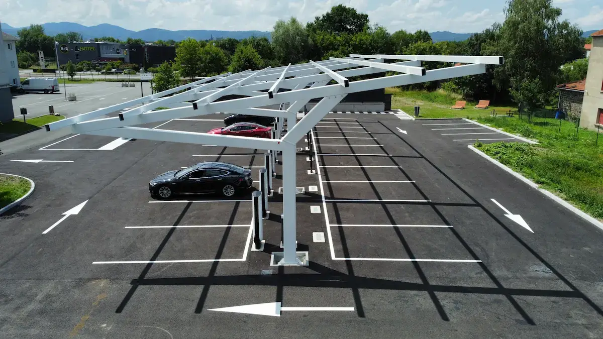 découvrez l'ombrière photovoltaïque, une solution innovante qui allie protection et production d'énergie renouvelable. optimisez vos espaces extérieurs tout en contribuant à la transition énergétique grâce à ces structures durables et esthétique.