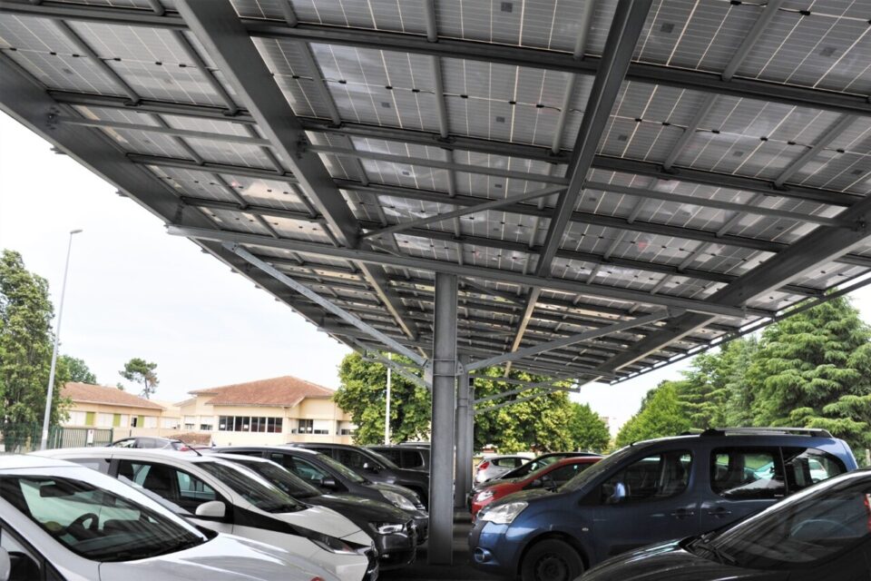 découvrez les avantages des ombrières photovoltaïques, une solution innovante et écologique qui combine protection contre les intempéries et production d'énergie solaire. idéales pour les parkings et espaces extérieurs, elles vous permettent de réduire votre empreinte carbone tout en économisant sur vos factures d'électricité.