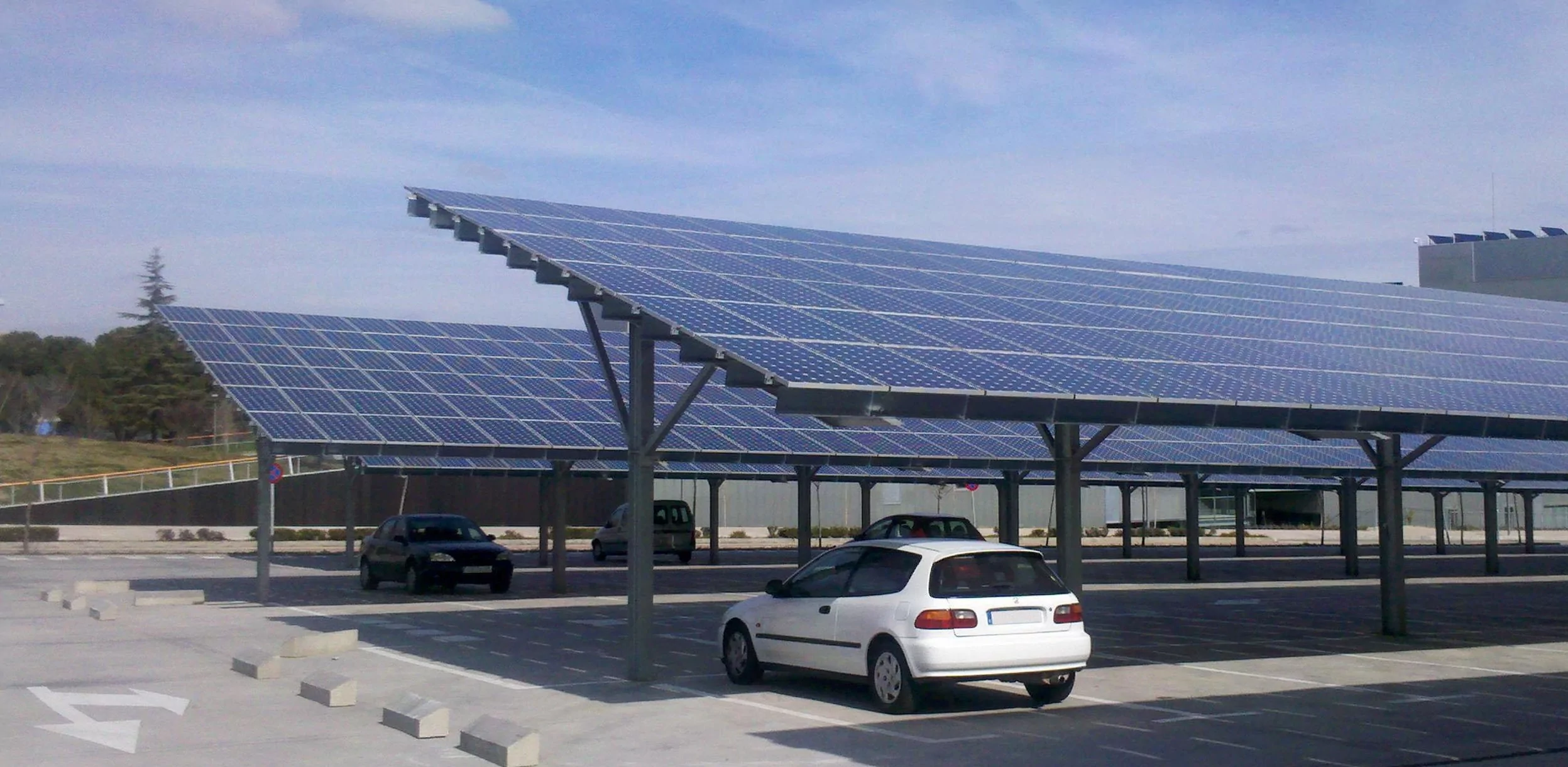 découvrez nos ombrières photovoltaïques en bois, alliant esthétique et performance énergétique. idéales pour protéger votre véhicule tout en produisant de l'électricité verte, ces structures innovantes s'intègrent parfaitement dans votre environnement.