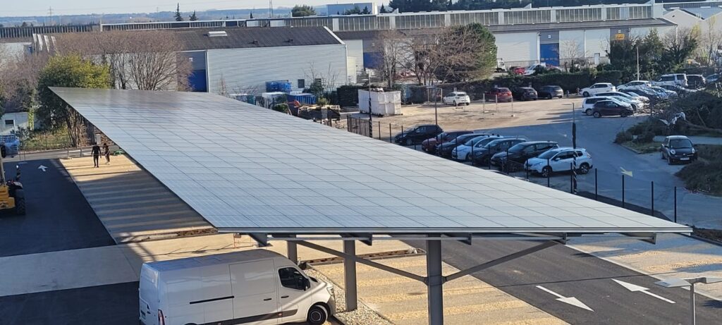 découvrez notre ombrière solaire innovante, idéale pour protéger vos espaces extérieurs tout en générant une énergie verte. profitez d'une solution durable et esthétique pour vos parkings, jardins ou terrasses.