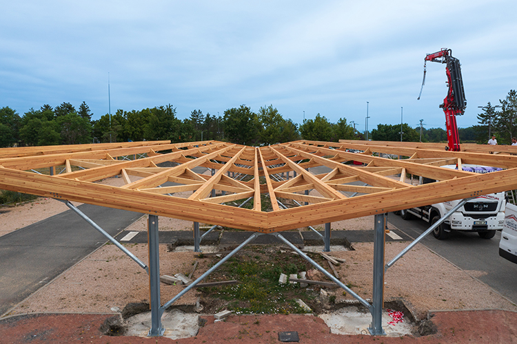 découvrez notre solution innovante d'ombrière photovoltaïque en bois, alliant esthétisme et performance énergétique. idéale pour optimiser votre espace extérieur tout en produisant de l'électricité verte, cette structure est à la fois pratique et écologique. transformez votre parking en source d'énergie renouvelable avec style.