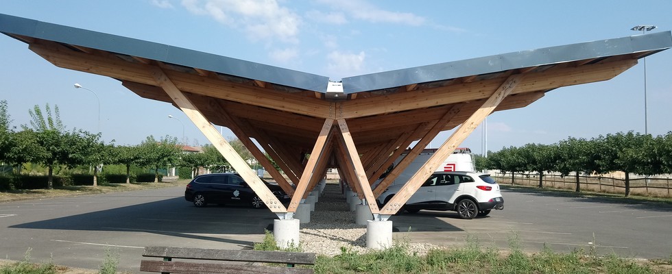découvrez notre gamme d'ombrières photovoltaïques en bois, alliant esthétisme et performance énergétique. idéales pour valoriser vos espaces extérieurs tout en produisant de l'électricité verte, nos structures allient durabilité et design. transformez votre environnement avec une solution écologique et innovante.