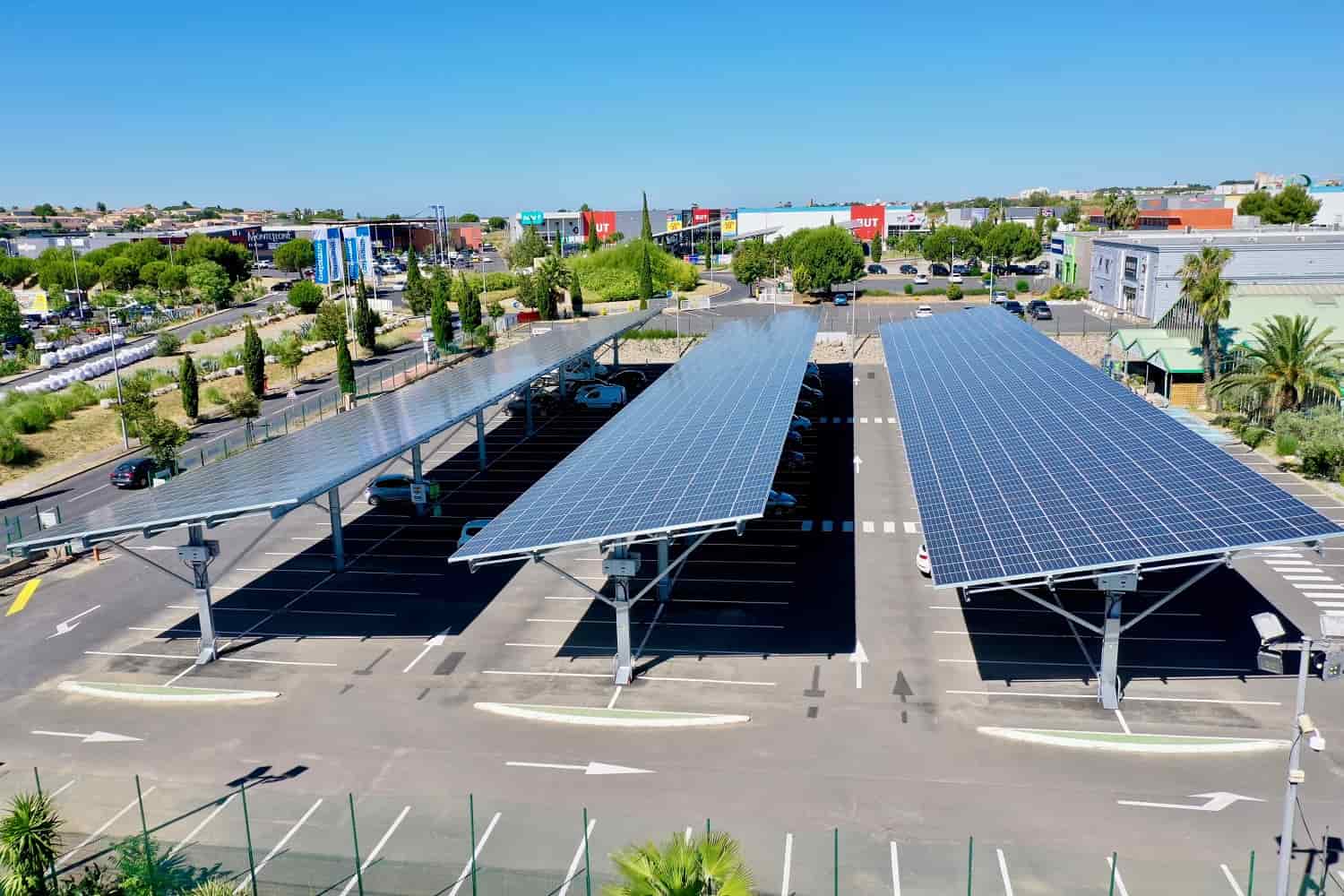 découvrez l'ombrière solaire, une solution innovante qui combine abri et production d'énergie renouvelable. idéale pour les parkings, elle offre une protection contre les intempéries tout en exploitant la puissance du soleil pour générer de l'électricité. optez pour une alternative durable et esthétique pour vos espaces extérieurs!
