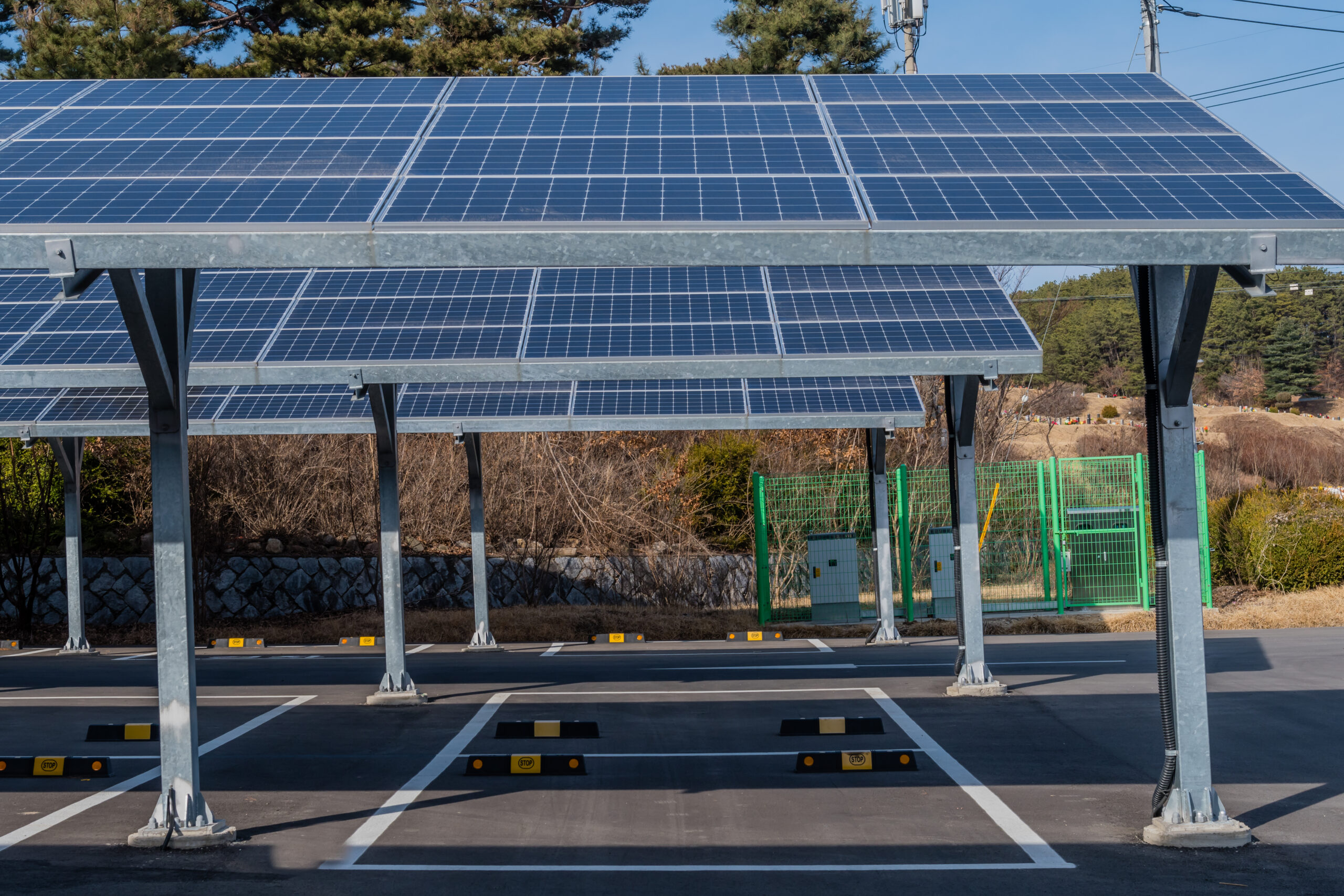 découvrez l'ombrière solaire, une solution innovante offrant abri et énergie renouvelable pour vos espaces extérieurs. alliez confort et écologie en installant cet équipement polyvalent et respectueux de l'environnement.