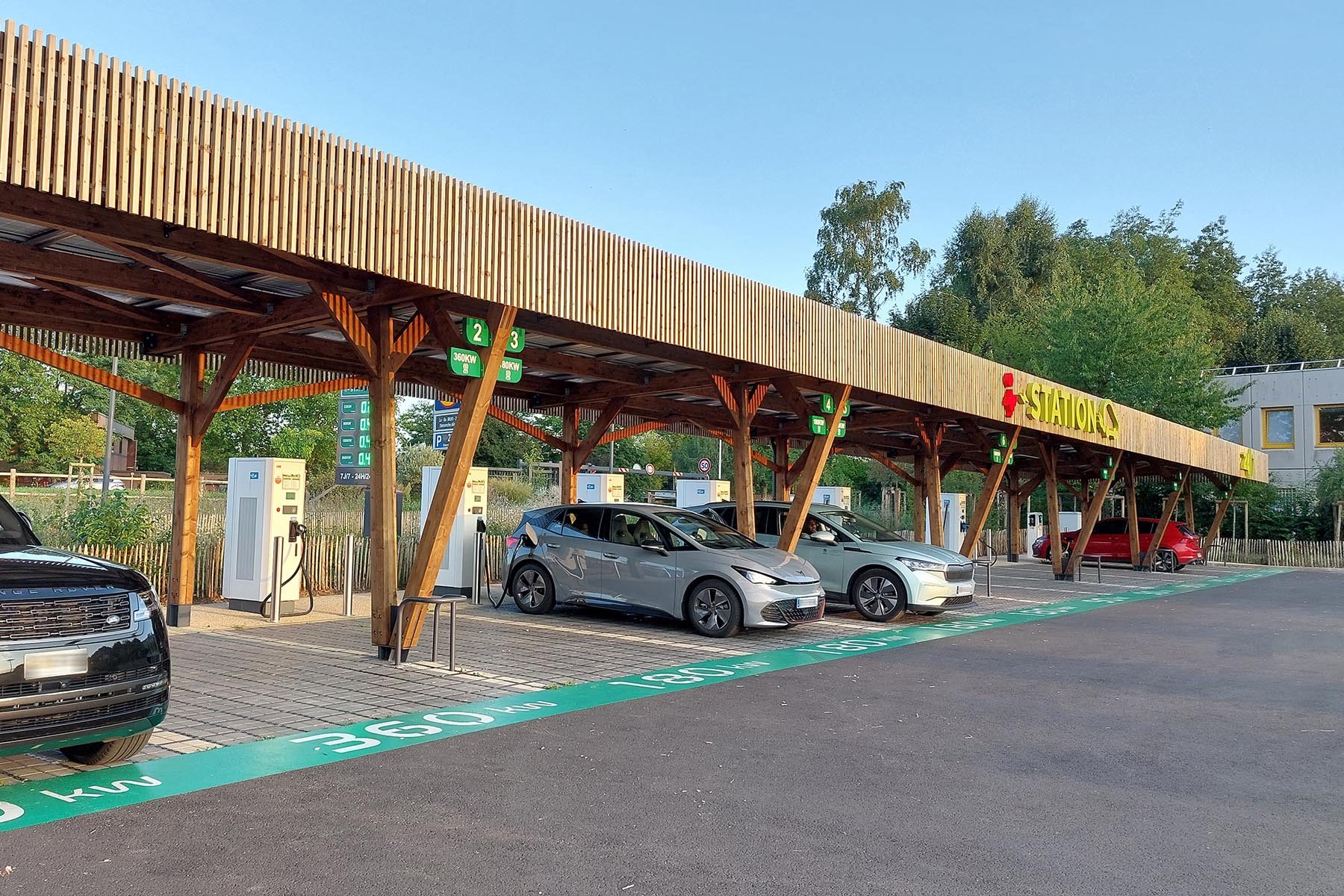 découvrez notre ombrière solaire en bois, une solution élégante et écologique pour profiter d'un espace ombragé tout en générant de l'énergie renouvelable. idéale pour vos jardins, terrasses ou parkings, elle allie esthétique et fonctionnalité pour un extérieur durable.