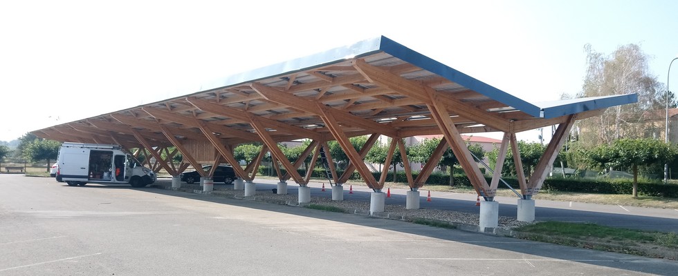 découvrez notre ombrière solaire en bois, une solution esthétique et écologique pour profiter de l'ombre tout en utilisant l'énergie solaire. alliez design et respect de l'environnement avec cet aménagement idéal pour votre jardin ou votre terrasse.
