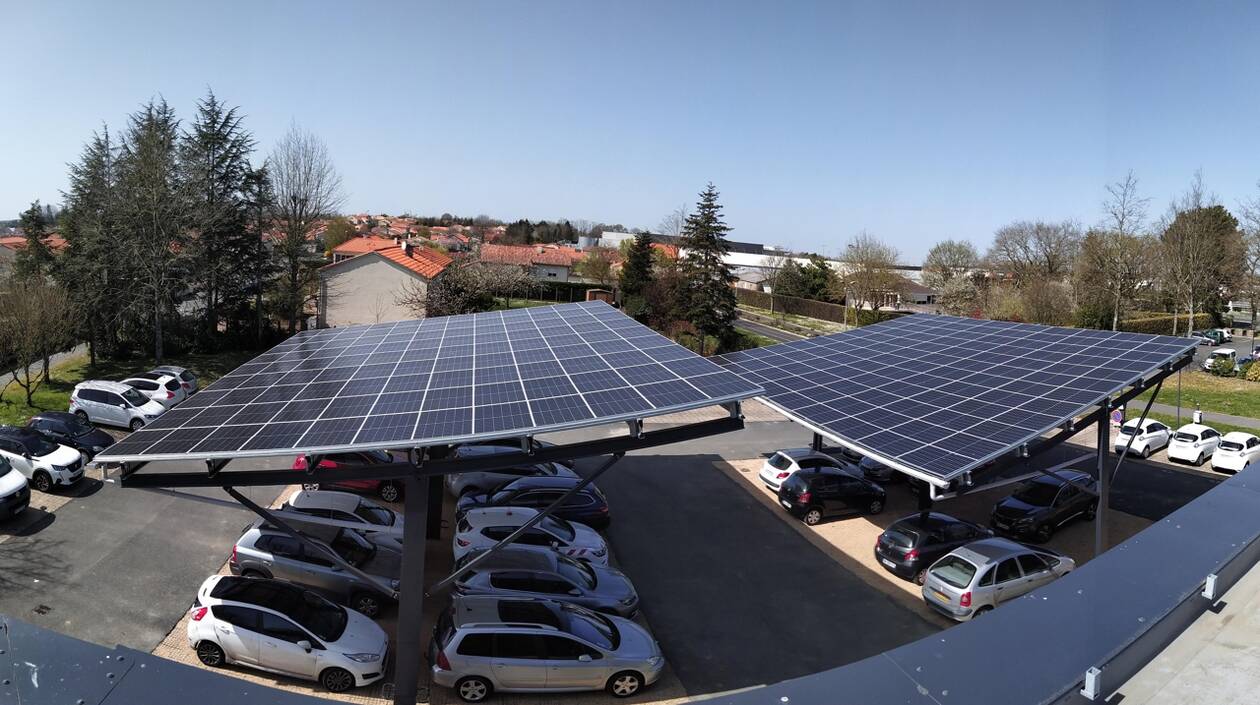 découvrez notre ombrière volaille, la solution idéale pour protéger vos volailles des intempéries tout en leur offrant un espace de vie confortable. conception durable et facile à installer, cet abri assure sécurité et bien-être à vos poules et animaux de basse-cour.