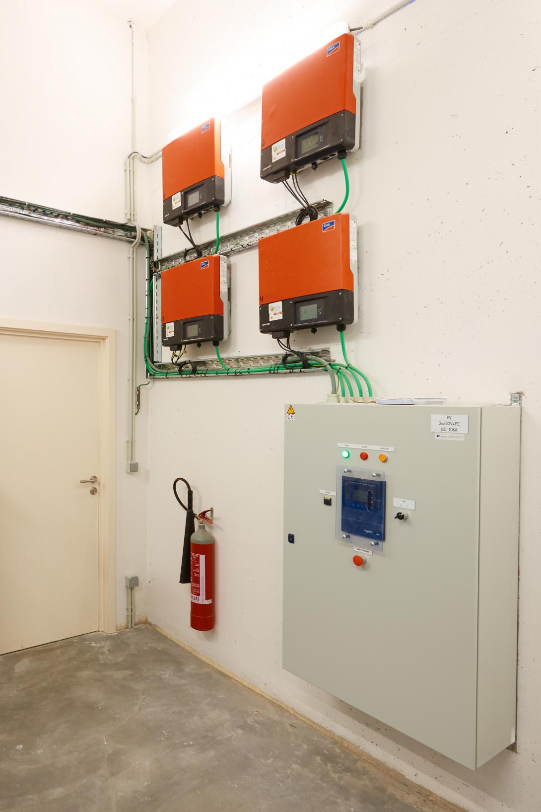 découvrez notre large gamme d'onduleurs électriques, spécialement conçus pour garantir une alimentation stable et sécurisée. protégez vos équipements sensibles des coupures de courant et des surtensions grâce à des solutions fiables et performantes.