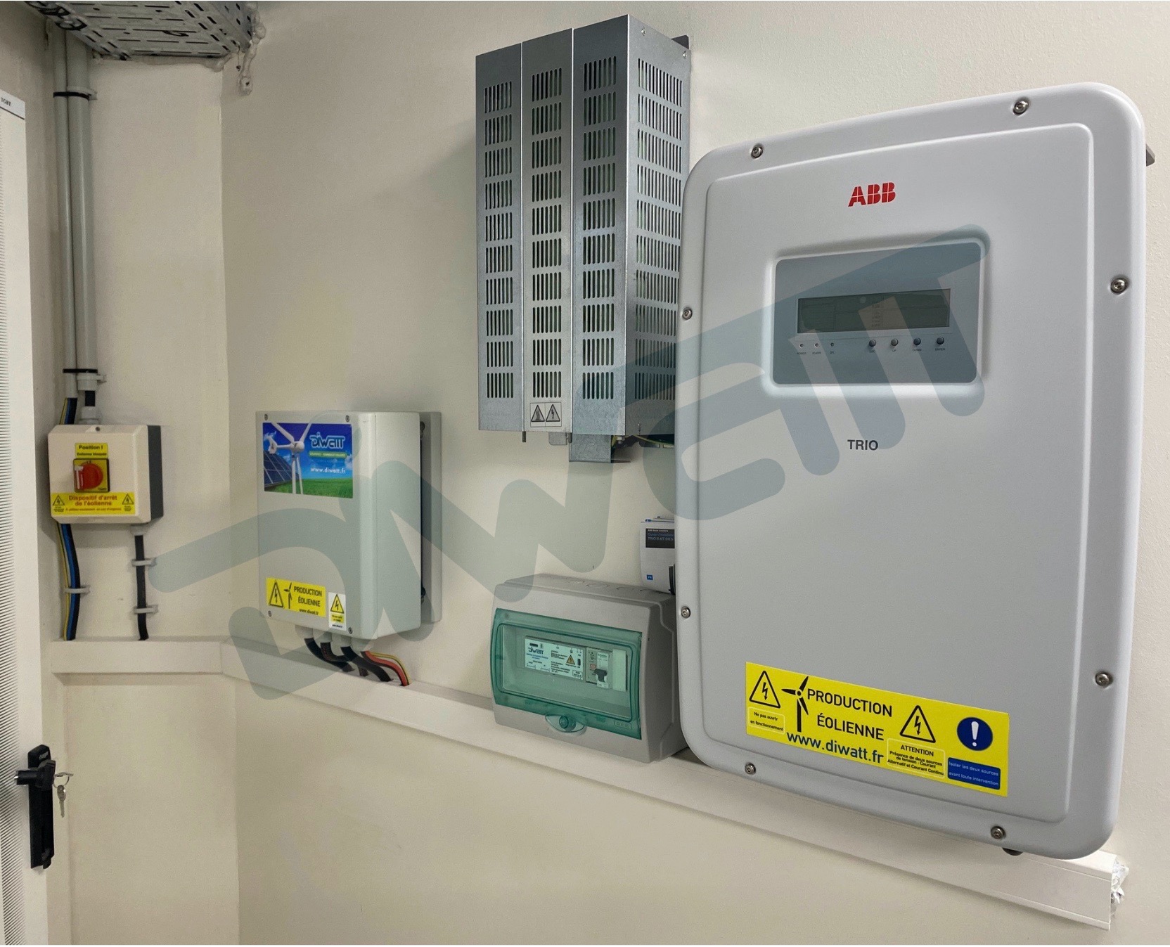 découvrez l'onduleur éolien, un dispositif essentiel pour optimiser la production d'énergie renouvelable. transformez l'énergie éolienne en électricité utilisable avec notre technologie avancée, garantissant efficacité et durabilité. parfait pour les projets domestiques ou industriels, contactez-nous pour en savoir plus.