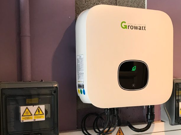 découvrez tout sur l'onduleur photovoltaïque, essentiel pour la conversion et l'optimisation de l'énergie solaire. apprenez comment cet équipement améliore l'efficacité de votre installation photovoltaïque et contribue à la réduction de votre facture d'électricité tout en préservant l'environnement.