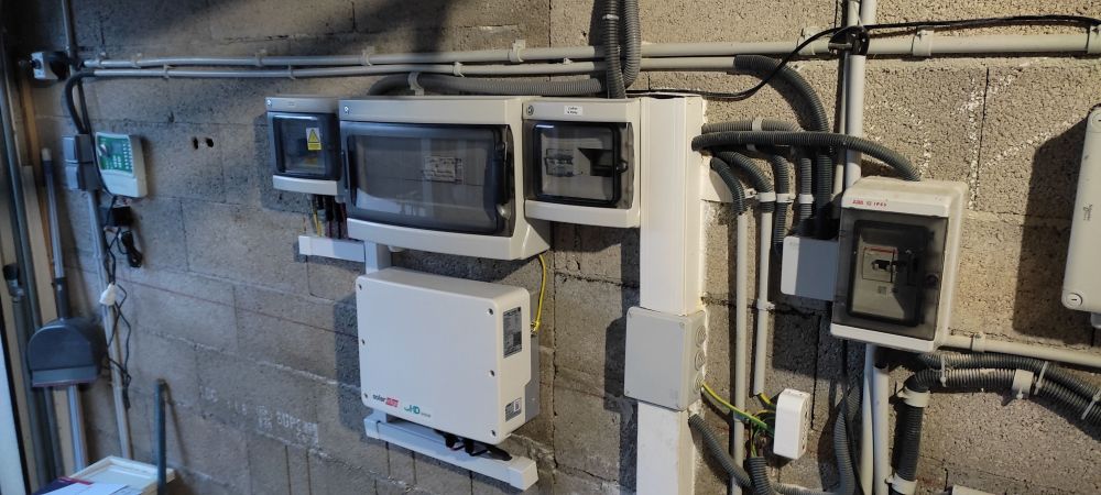 découvrez l'onduleur solaredge, une solution innovante et performante pour optimiser la production d'énergie de vos panneaux solaires. profitez d'une technologie avancée, d'une gestion intelligente de l'énergie et d'une fiabilité exceptionnelle pour maximiser votre consommation d'énergie renouvelable.