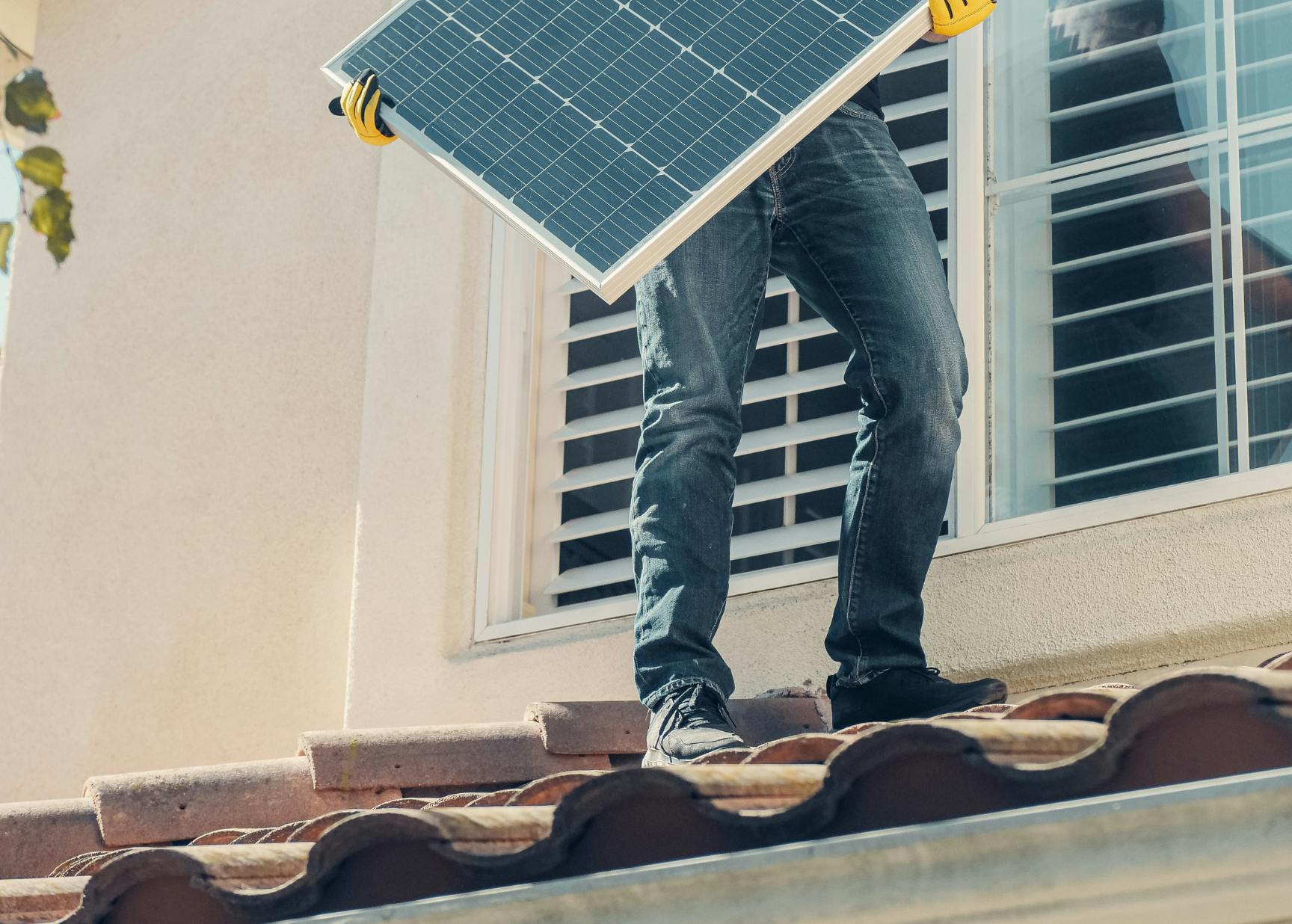 découvrez l'importance de l'orientation des panneaux photovoltaïques pour optimiser la production d'énergie solaire. apprenez les meilleures pratiques et conseils pour maximiser le rendement de votre installation solaire.