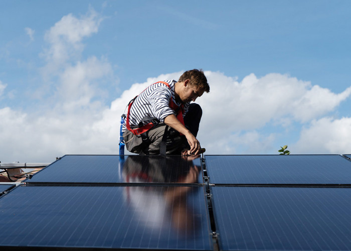 découvrez le panneau dualsun, une solution innovante alliant production d'électricité et de chaleur pour optimiser votre consommation énergétique. idéal pour les particuliers et les professionnels, ce panneau performant vous aide à réduire votre empreinte carbone tout en réalisant des économies sur vos factures. explorez les avantages d'une technologie durable et efficace dès aujourd'hui!