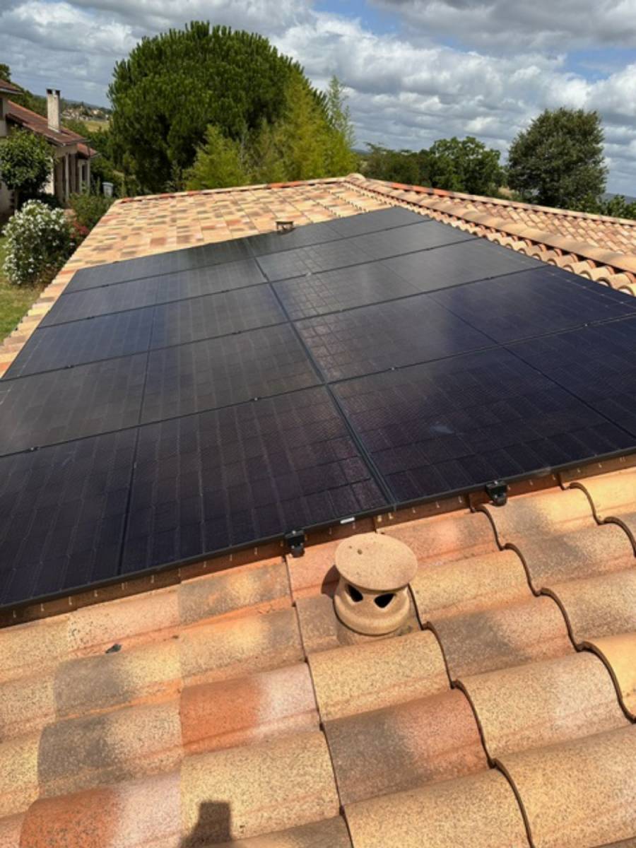 découvrez le panneau solaire dualsun 500w, une solution innovante et parfaite pour maximiser votre production d'énergie tout en optimisant l'espace. idéal pour les particuliers et les professionnels, ce panneau hybride combine l'énergie solaire à la production d'eau chaude, offrant performance et durabilité. transformez votre consommation énergétique et participez à la transition écologique avec le dualsun 500w.