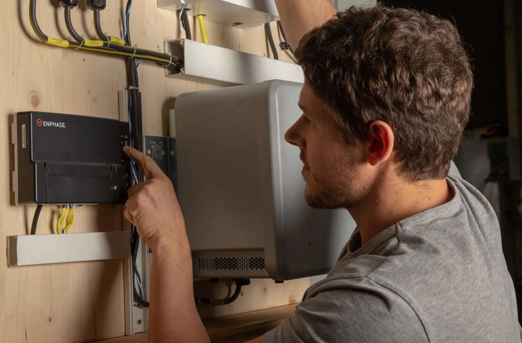 découvrez le panneau enphase, une solution solaire innovante et performante, idéale pour maximiser l'efficacité énergétique de votre système photovoltaïque. profitez d'une technologie de pointe pour une production d'énergie optimisée et une écologie durable.