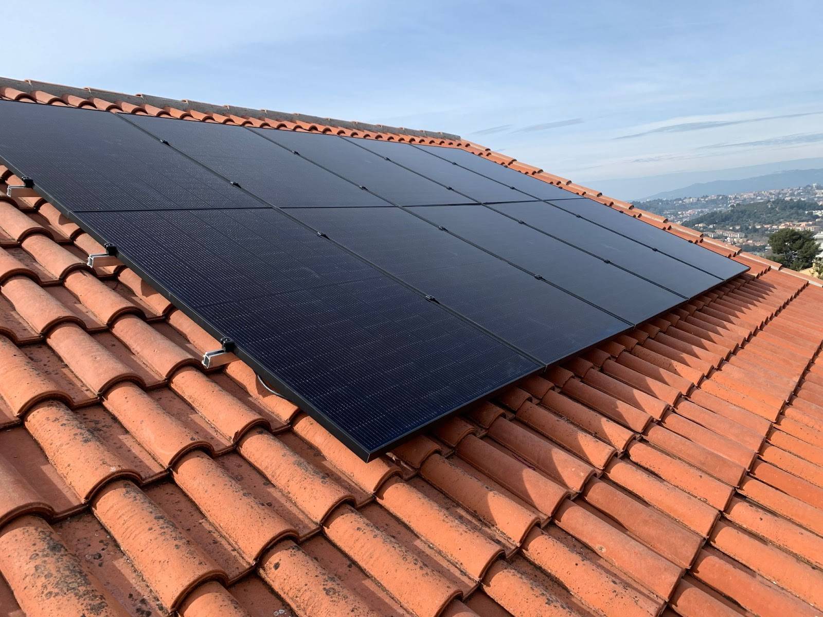 découvrez les avantages des panneaux photovoltaïques à aix : une solution écologique pour produire votre propre électricité, réduire votre facture énergétique et contribuer à la transition énergétique. informez-vous sur les options disponibles et les aides financières pour investir dans l'énergie solaire.