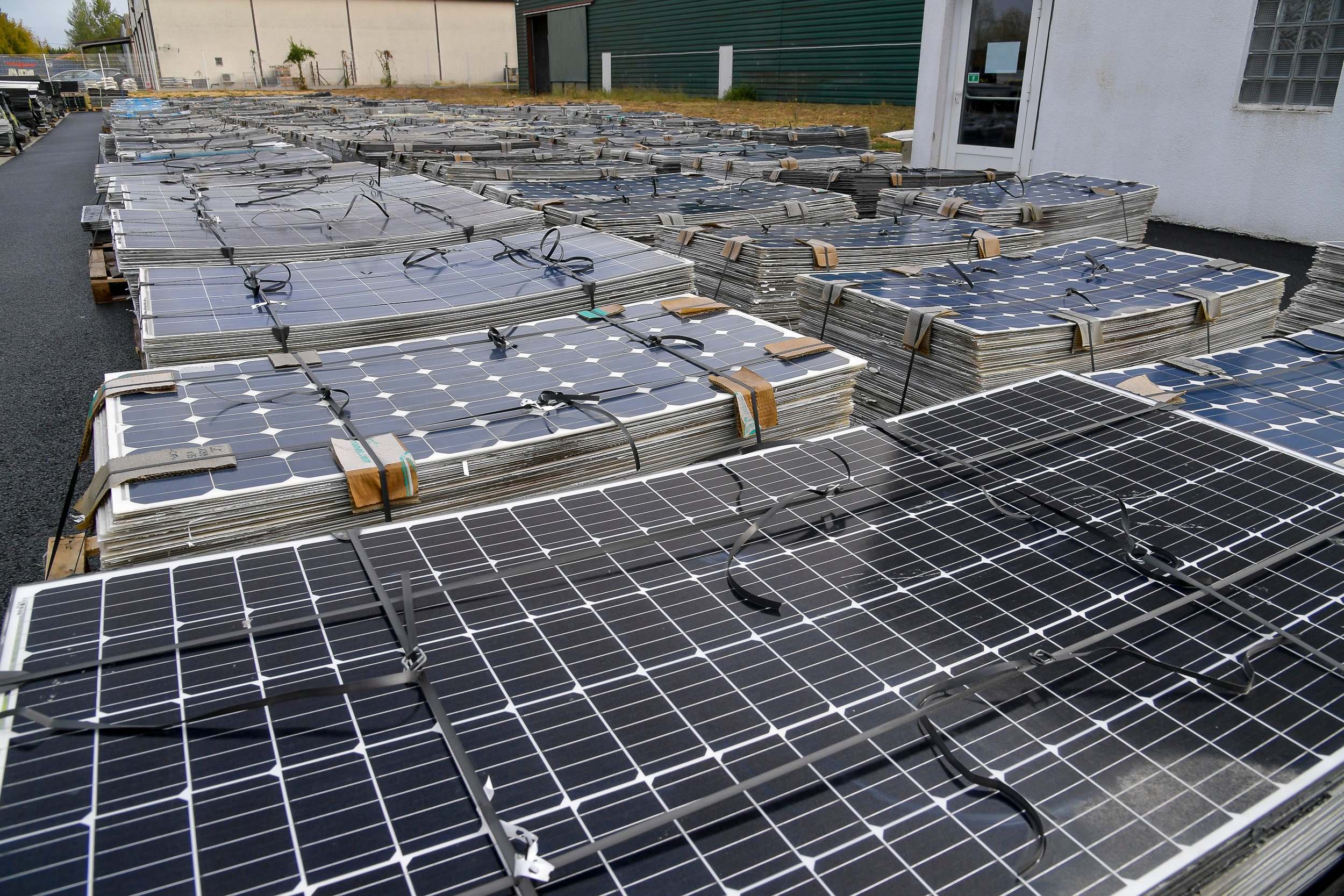 découvrez le panneau solaire circulaire, une solution innovante et esthétique pour capter l'énergie solaire. optimisez votre production d'énergie tout en embellissant votre espace avec ce design unique et performant.
