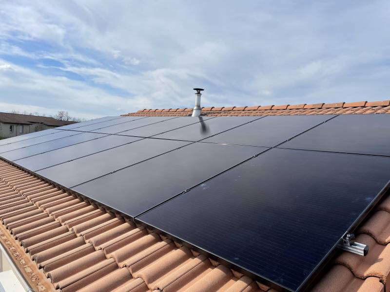 découvrez nos panneaux photovoltaïques discount, la solution idéale pour réduire vos factures d'électricité tout en préservant l'environnement. profitez d'une énergie solaire accessible et de qualité à prix réduit. transformez votre toiture en source d'économie dès aujourd'hui!