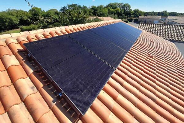 découvrez notre panneau solaire 3kwc, une solution écologique et économique pour produire votre propre électricité. idéal pour les foyers désireux de réduire leur facture d'énergie et d'opter pour une alternative durable. profitez d'une installation facile et d'un rendement optimal!