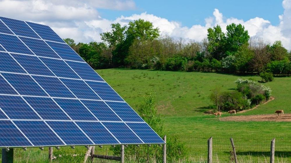découvrez les avantages des panneaux solaires agrivoltaïques, une solution innovante qui combine agriculture et production d'énergie. optimisez vos surfaces de culture tout en générant de l'électricité renouvelable et en protégeant vos cultures des intempéries.