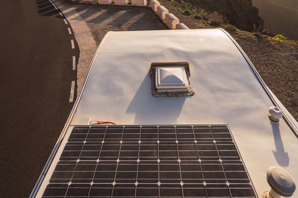 découvrez comment équiper votre camping-car avec des panneaux solaires pour une autonomie énergétique optimale. profitez de vos aventures en pleine nature tout en préservant l'environnement grâce à des solutions d'énergie renouvelable adaptées à vos besoins de voyage.