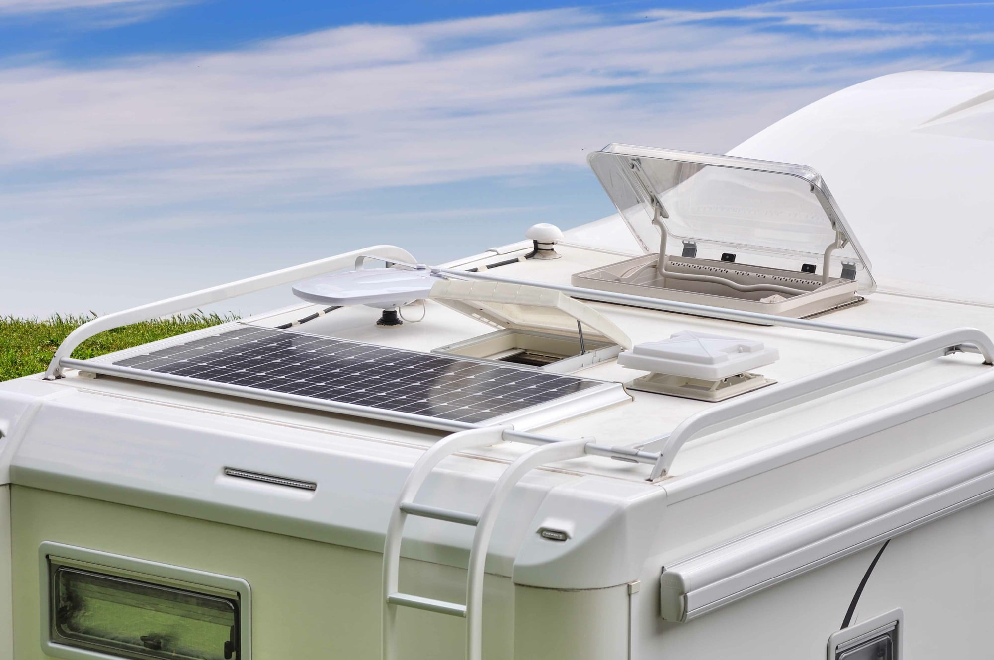découvrez comment optimiser votre expérience en camping-car grâce aux panneaux solaires. profitez d'une alimentation électrique durable et indépendante pour vos aventures, tout en diminuant votre empreinte écologique. explorez nos conseils sur le choix et l'installation de panneaux solaires adaptés à votre véhicule.
