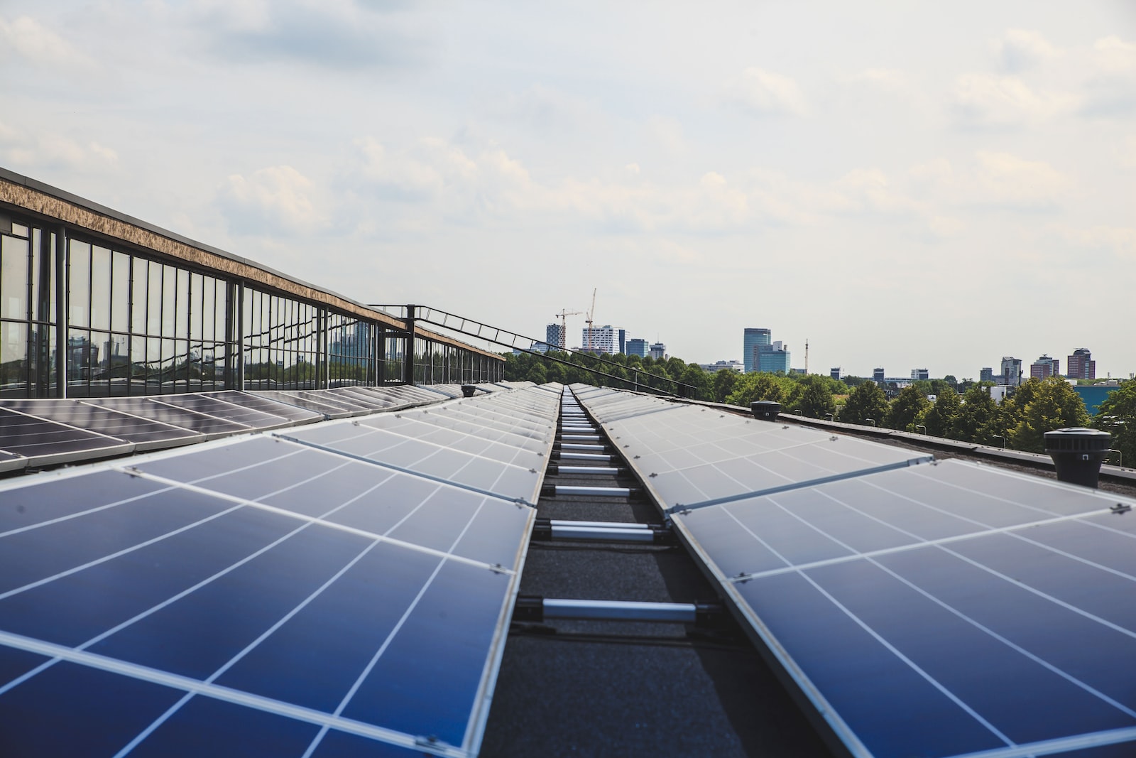 découvrez les avantages des panneaux solaires est-ouest, une solution optimale pour maximiser votre production d'énergie solaire tout au long de la journée. profitez d'une installation efficace et d'une indépendance énergétique accrue tout en réduisant votre empreinte carbone.