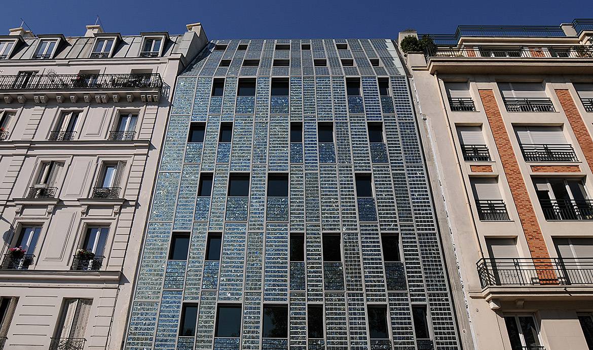 découvrez les avantages des panneaux solaires pour façades : une solution esthétique et écologique pour produire de l'énergie renouvelable tout en améliorant l'apparence de votre bâtiment.