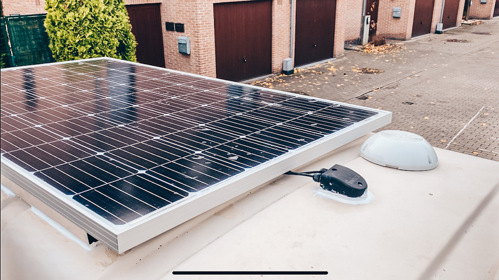 découvrez comment installer un panneau solaire sur votre fourgon pour profiter d'une source d'énergie renouvelable et autonome lors de vos voyages. idéal pour camper, voyager ou vivre en van, optimisez votre espace avec notre guide complet.