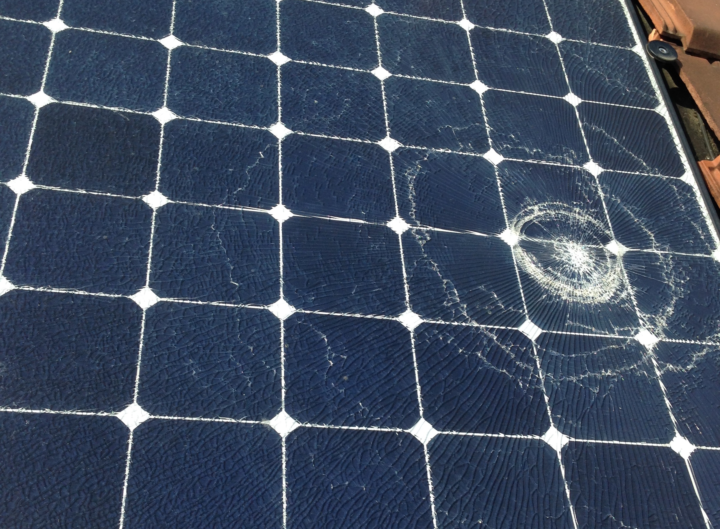 découvrez comment les panneaux solaires résistent à la grêle et comment choisir des modèles durables pour protéger votre investissement énergétique. informez-vous sur les technologies de pointe qui garantissent la performance et la sécurité de vos installations photovoltaïques face aux intempéries.