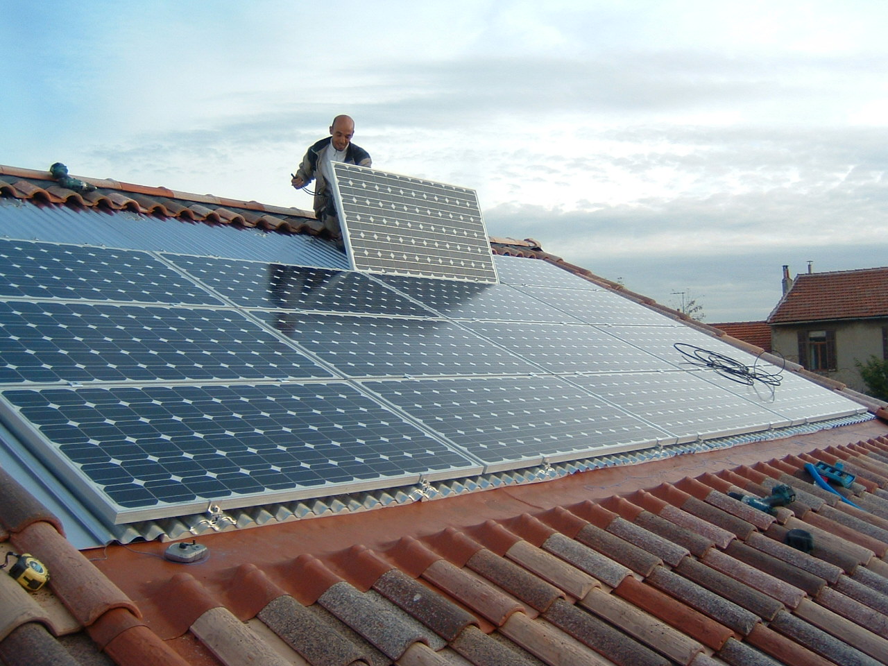 découvrez les avantages des panneaux solaires à marseille : installation, économies d'énergie et impact environnemental positifs. profitez du soleil méditerranéen pour générer votre propre électricité et réduire vos factures dès aujourd'hui !