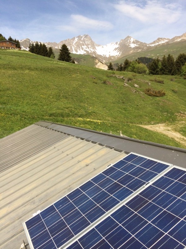 découvrez les avantages des panneaux solaires en montagne : une solution énergétique durable et performante adaptée aux environnements alpins. maximisez votre production d'énergie renouvelable tout en préservant la beauté naturelle des paysages montagnards.