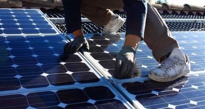 découvrez comment les panneaux solaires fonctionnent même la nuit grâce aux solutions de stockage d'énergie. optimisez votre consommation d'électricité et apprenez les meilleures pratiques pour utiliser l'énergie solaire au maximum, jour et nuit.