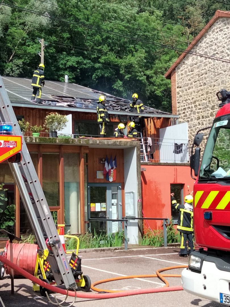 découvrez comment les panneaux solaires peuvent améliorer l'efficacité énergétique des casernes de pompiers, offrant une source d'énergie renouvelable et durable pour soutenir leurs opérations tout en réduisant les coûts et l'empreinte carbone.