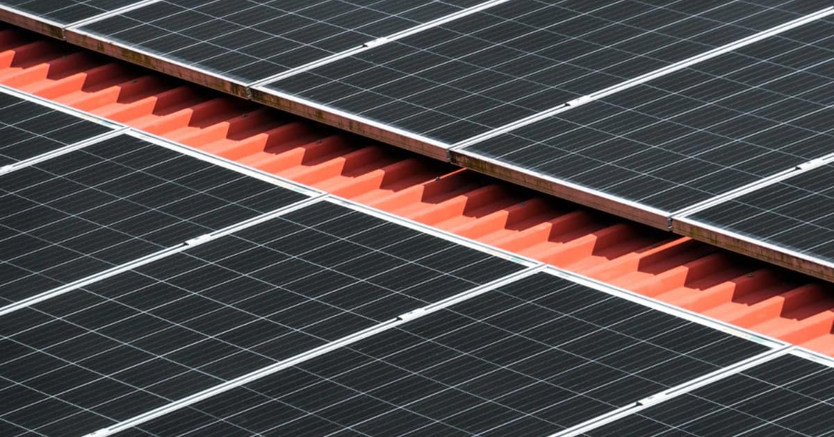 découvrez le panneau solaire rouge, une solution innovante et esthétique pour produire de l'énergie renouvelable tout en ajoutant une touche de couleur à votre environnement. idéal pour les projets résidentiels et commerciaux, ce panneau combine performance et design.
