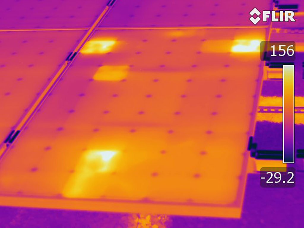 découvrez le panneau solaire rouge, une innovation esthétique et performante pour capter l'énergie solaire tout en ajoutant une touche de couleur à votre installation. idéal pour les amateurs de design et d'écologie.