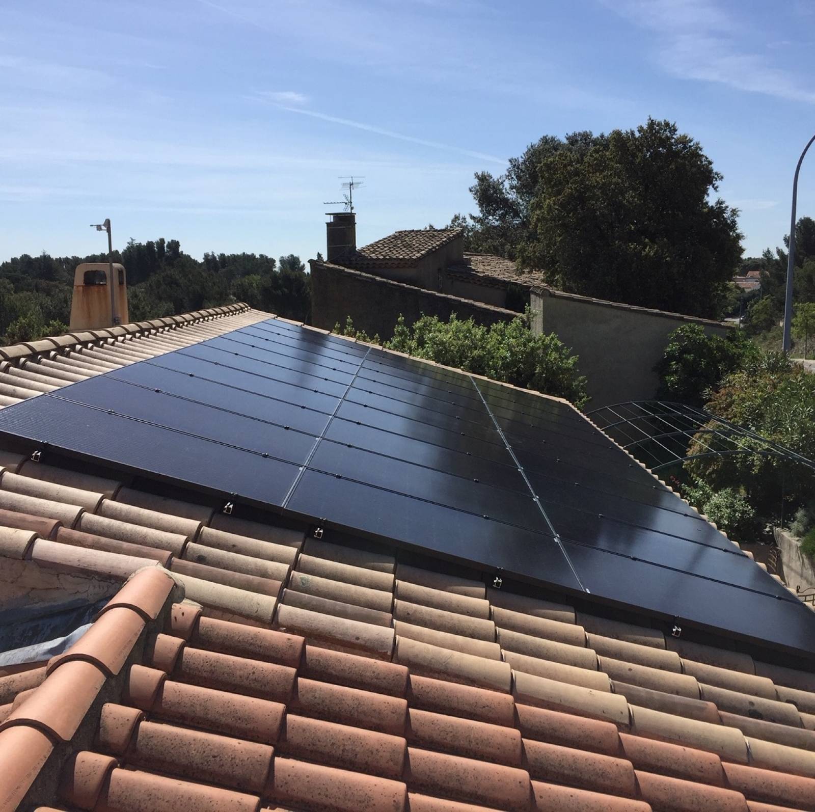 découvrez comment intégrer des panneaux solaires dans votre salon pour allier esthétisme et respect de l'environnement. optimisez votre consommation d'énergie tout en ajoutant une touche moderne à votre intérieur.