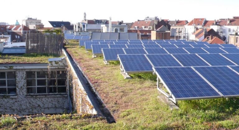 découvrez comment les panneaux solaires pour toiture transforment votre habitation en une source d'énergie renouvelable, réduisent vos factures d'électricité et contribuent à un avenir durable. informez-vous sur les avantages, les options d'installation et les aides disponibles pour profiter au maximum de cette solution écologique.