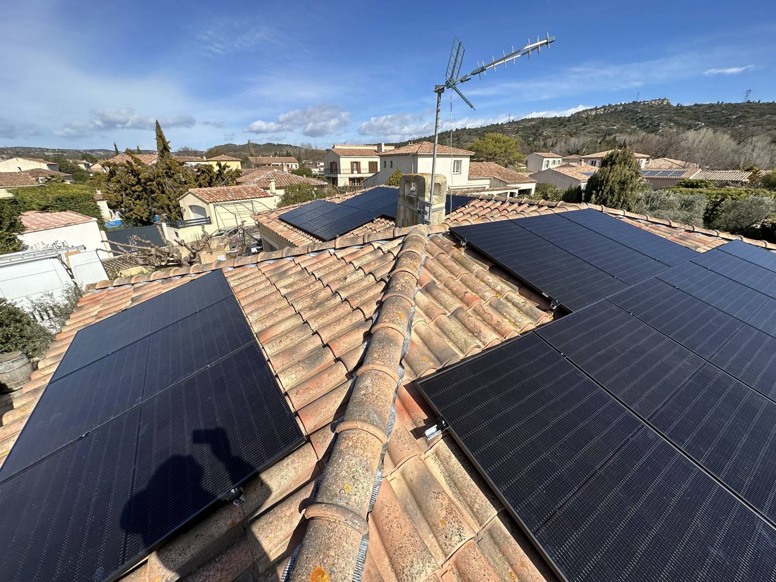 découvrez les avantages des panneaux solaires pour toiture : une solution énergétique écologique et économique pour votre maison. transformez votre toit en une source d'énergie renouvelable et réduisez vos factures d'électricité.