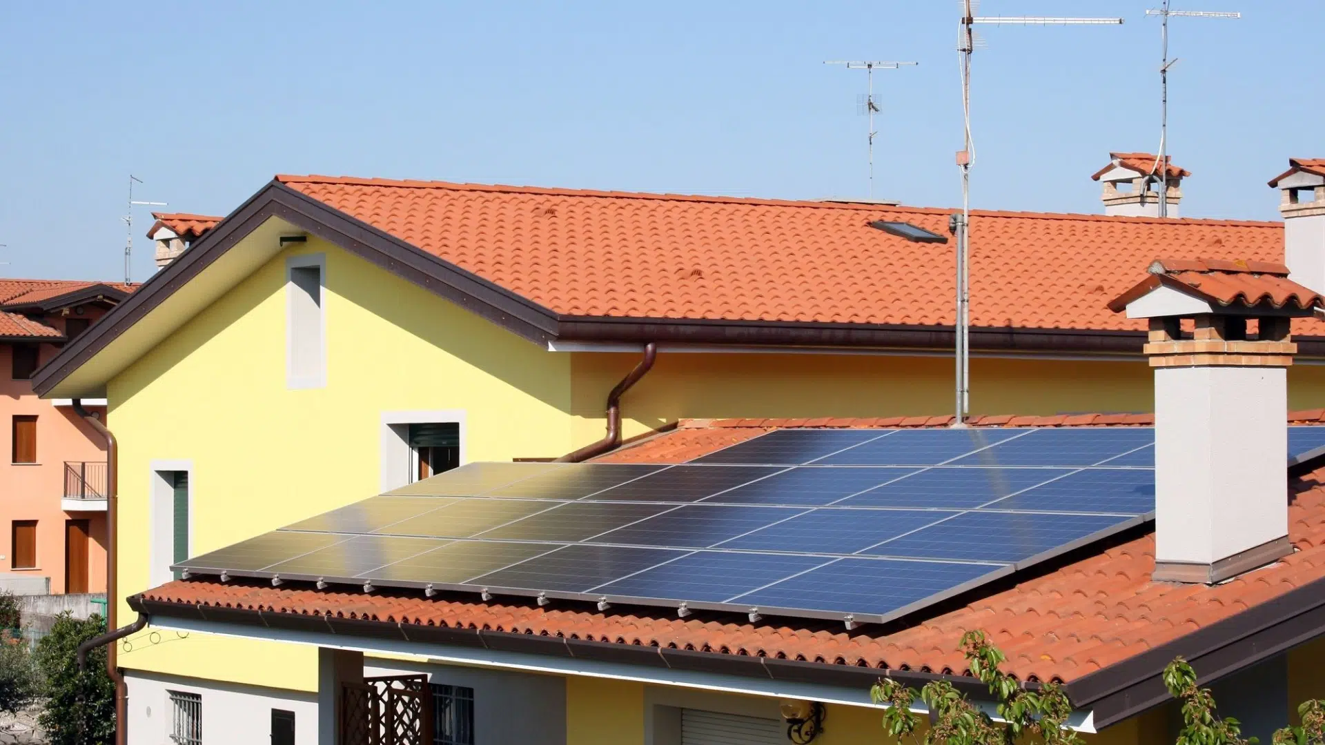découvrez les panneaux hybrides, une solution innovante alliant énergie solaire et éolienne pour optimiser votre production d'énergie renouvelable. idéaux pour les particuliers et les entreprises, ces panneaux offrent une efficacité accrue et une réduction de votre empreinte carbone.