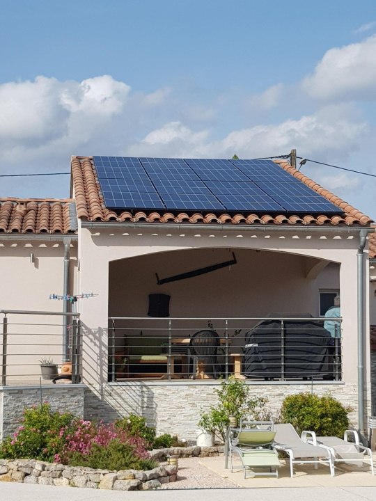 découvrez les avantages des panneaux photovoltaïques pour produire votre propre énergie renouvelable. réduisez vos factures d'électricité et contribuez à la protection de l'environnement grâce à cette solution durable et efficace.