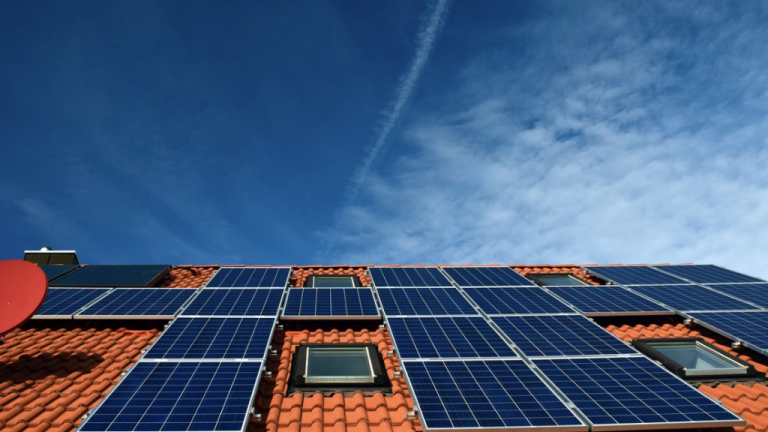 découvrez des conseils pratiques pour l'installation et l'entretien de vos panneaux photovoltaïques. optimisez votre production d'énergie solaire et réduisez votre facture d'électricité grâce à nos recommandations d'experts.