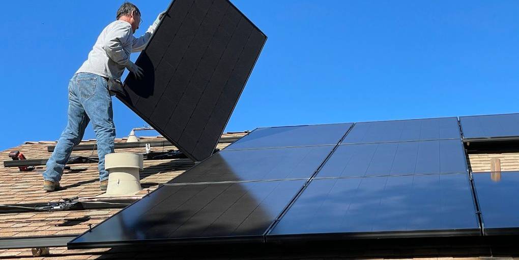 découvrez comment les panneaux photovoltaïques contribuent à la transition vers les énergies durables. apprenez les avantages des solutions solaires pour un avenir respectueux de l'environnement.