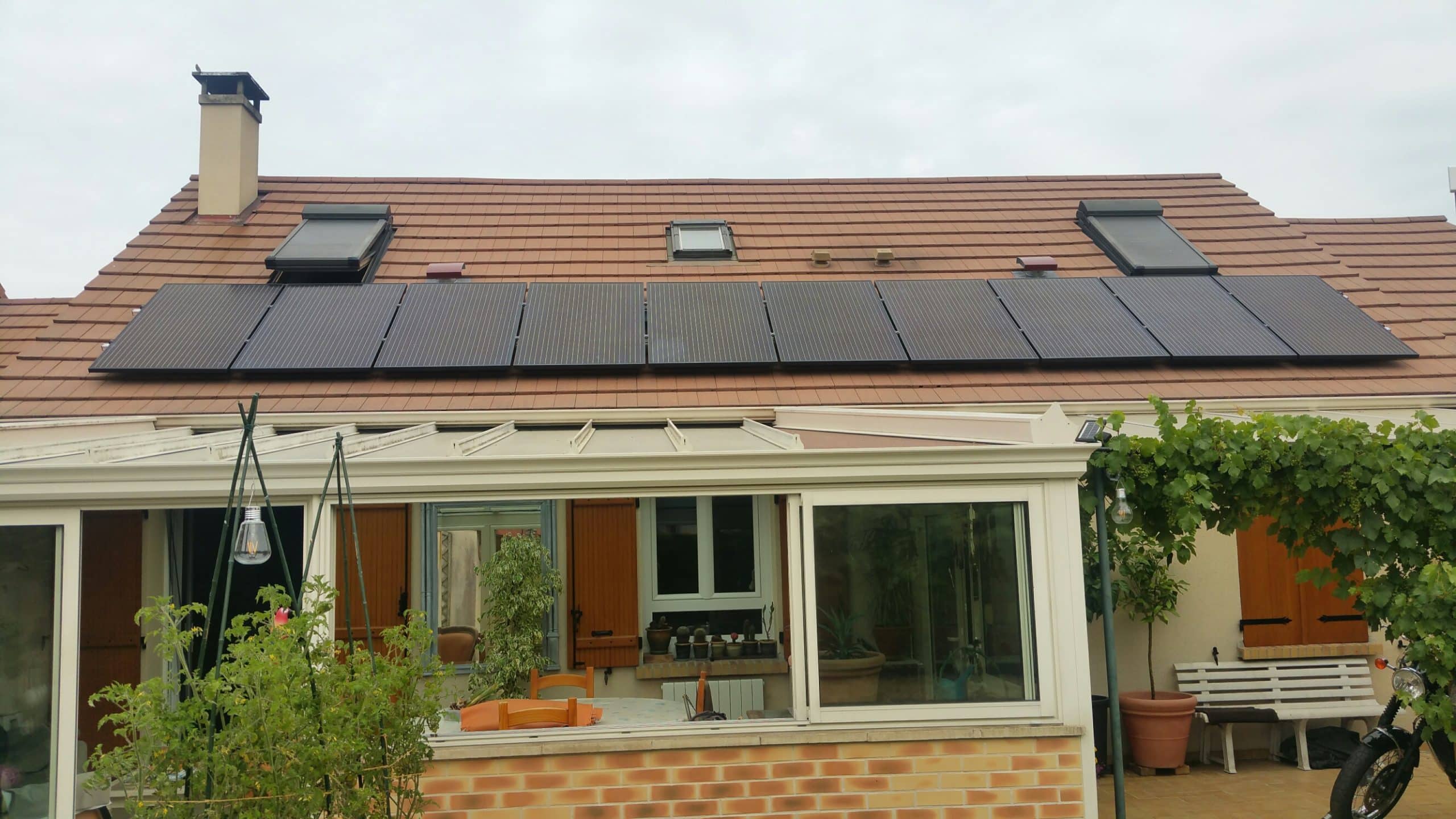 découvrez nos solutions de panneaux photovoltaïques à lille pour une énergie plus verte et des économies d'énergie. transformez votre toit en source d'énergie renouvelable et contribuez à la transition énergétique.