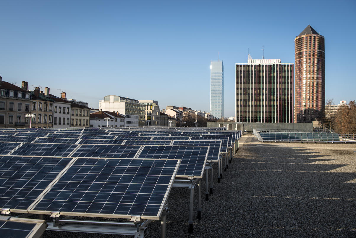 découvrez tout sur les panneaux photovoltaïques à lyon : avantages, installation, aides financières et performances pour un avenir énergétique durable. profitez de l'énergie solaire et réduisez votre facture d'électricité grâce à des solutions adaptées à votre domicile.