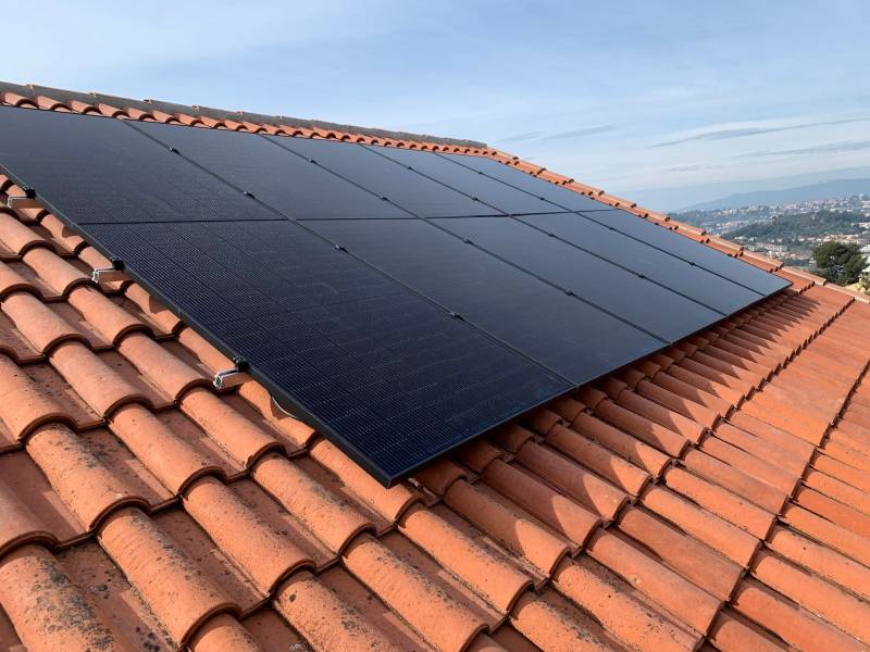 découvrez comment les panneaux photovoltaïques installés sur votre toit peuvent réduire vos factures d'énergie, contribuer à la transition énergétique et valoriser votre habitation. optez pour une solution écologique et économique dès aujourd'hui !